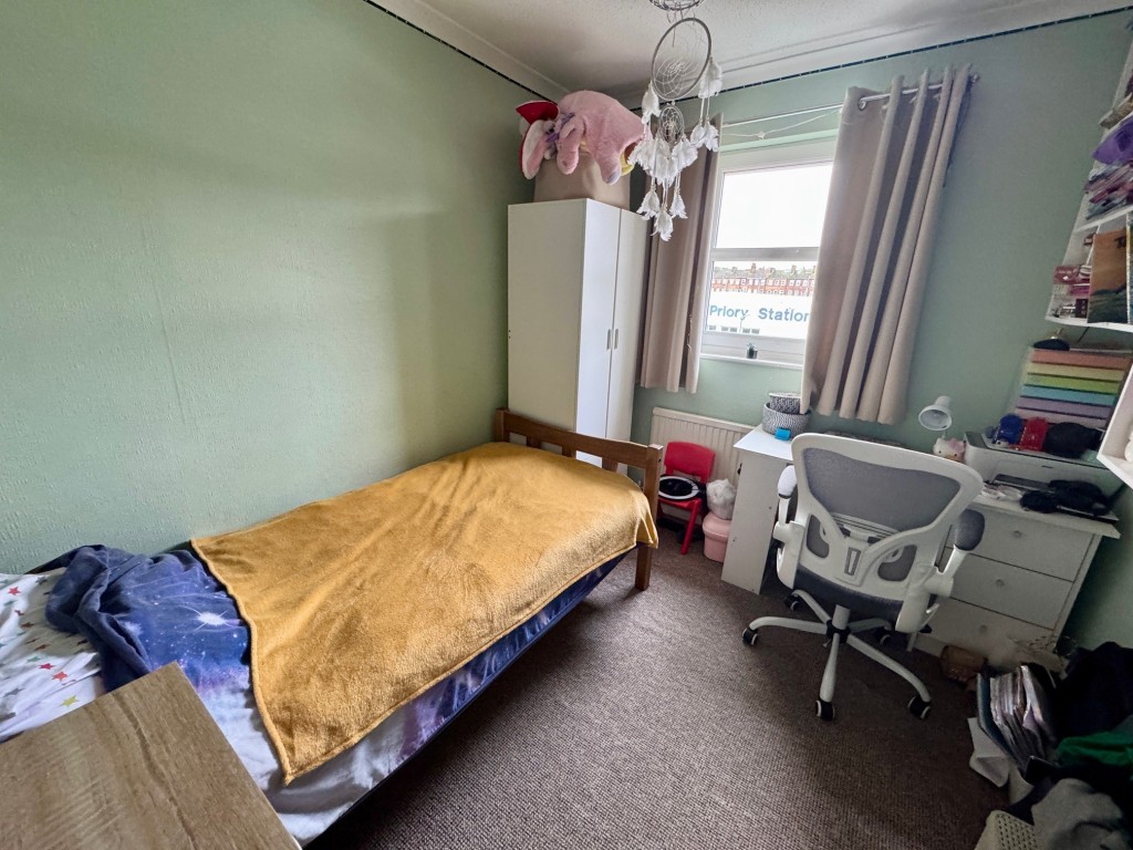 Lot: 43 - TWO-BEDROOM TOP FLOOR FLAT INVESTMENT - 5 Stuart Court - bedroom 2